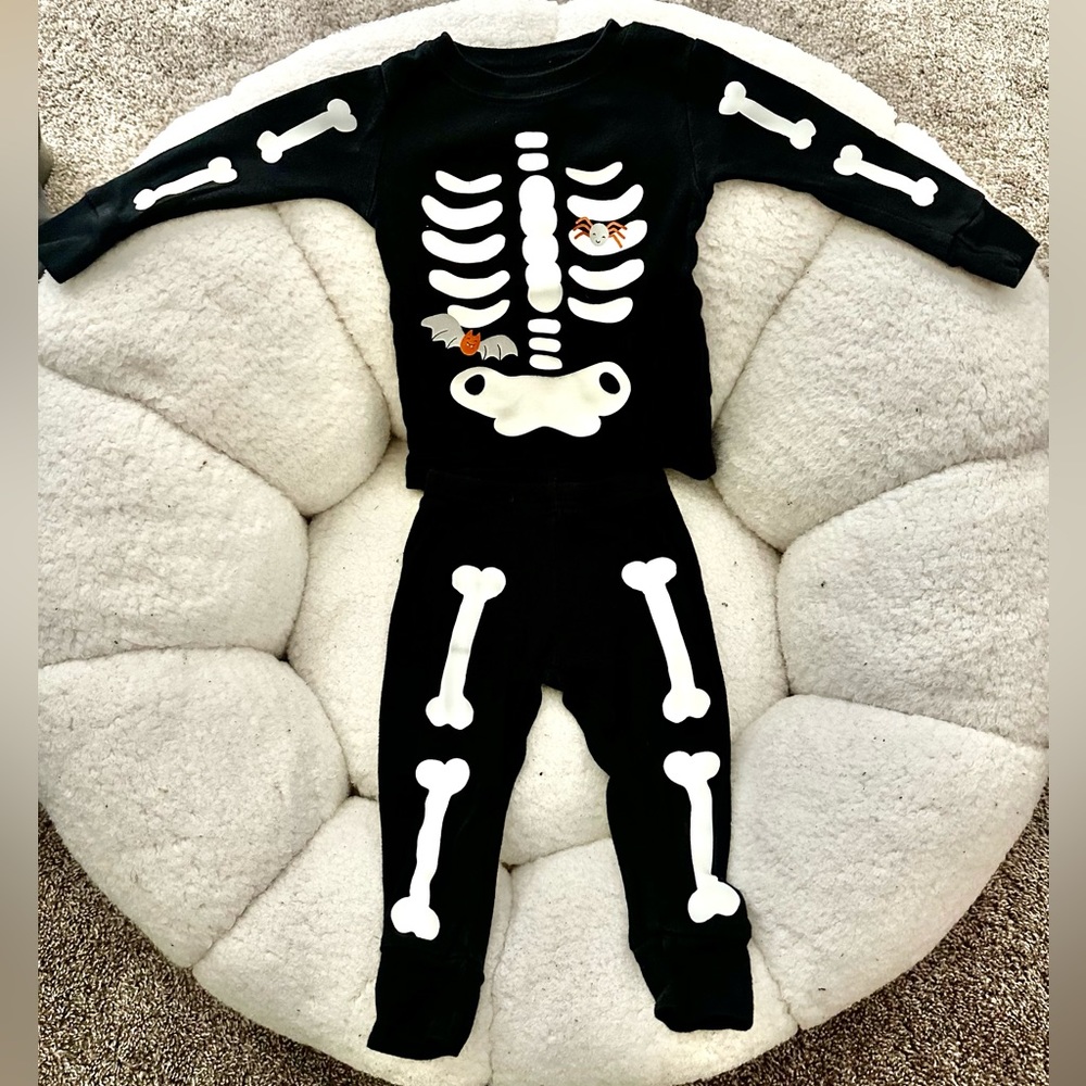 Carter’s gently loved skeleton 2 piece set